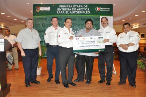 Entregan en Nuevo Laredo más de 173,000 pesos en apoyos al autoempleo